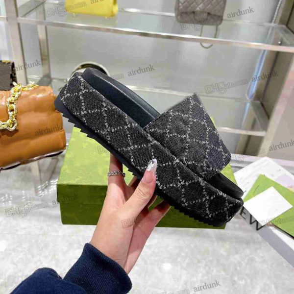 with box 2022 womens fashion slippers embroidered canvas designer slides slip on slipper girls 60mm canvas covered platform sandals and d qy, Black
with box 2022 womens fashion slippers embroidered canvas designer slides slip on slipper girls 60mm canvas covered platform sandals and d qy, Black