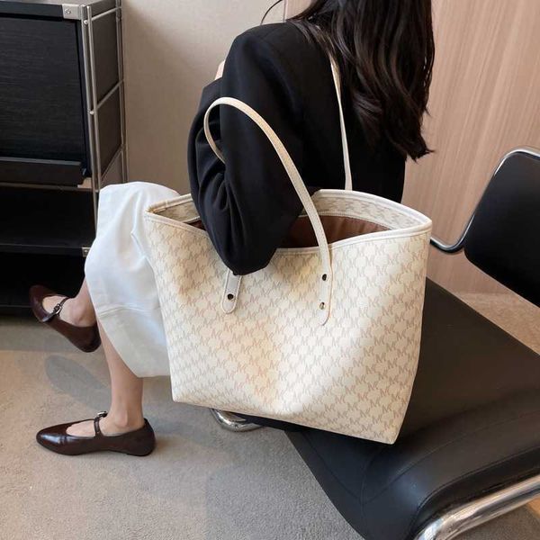 lady evening bags large capacity bag women's simple leisure commuter tote fashionable and shoulder handbag 230704
lady evening bags large capacity bag women's simple leisure commuter tote fashionable and shoulder handbag 230704