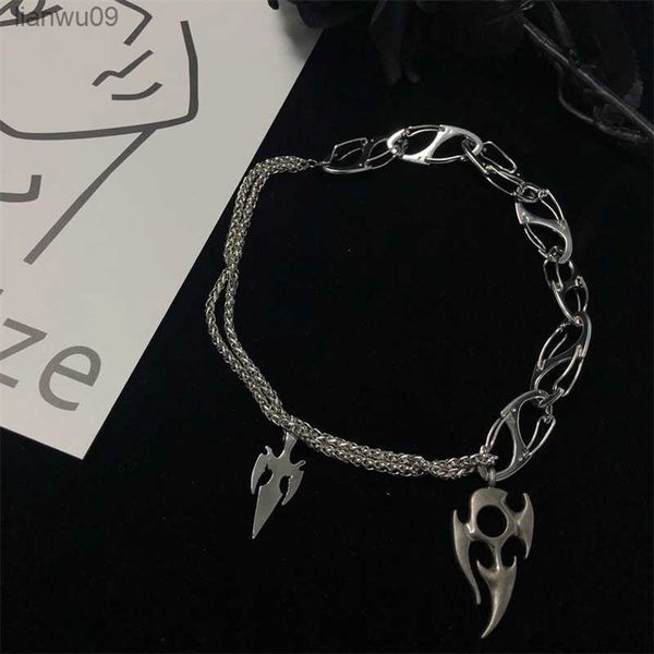 cool flame symbol metal pendant necklace for women girl fashion rock punk darts shape choker necklace statement jewelry 2020 l230704, Silver
cool flame symbol metal pendant necklace for women girl fashion rock punk darts shape choker necklace statement jewelry 2020 l230704, Silver