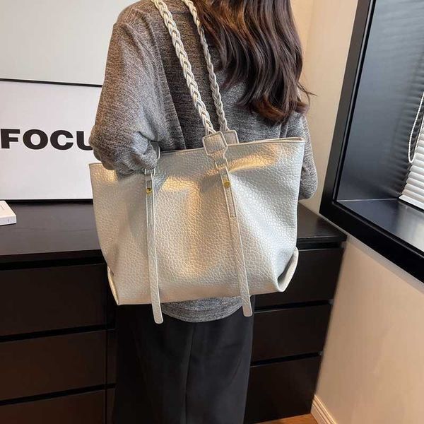 lady evening bags large capacity bag for women simple and versatile shoulder advanced sense college student commuting tote 230704
lady evening bags large capacity bag for women simple and versatile shoulder advanced sense college student commuting tote 230704