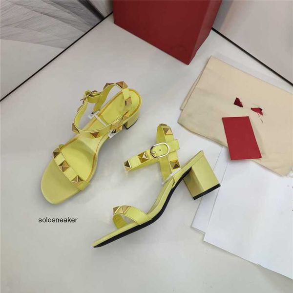 slippers valentinoly fashion casual sandals luxury design wedding women high party heel leather 01-015 letter, Black
slippers valentinoly fashion casual sandals luxury design wedding women high party heel leather 01-015 letter, Black