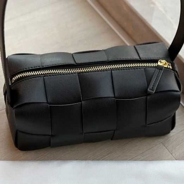 2023 new spring/summer underarm bag handwoven square pillow cowhide pink one shoulder crossbody for women
2023 new spring/summer underarm bag handwoven square pillow cowhide pink one shoulder crossbody for women