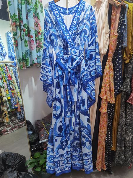 dress women's spring and autumn 2023 new chiffon silk print large swing v-neck flying sleeve red flower porcelain dress bat sleeve flow, Black
dress women's spring and autumn 2023 new chiffon silk print large swing v-neck flying sleeve red flower porcelain dress bat sleeve flow, Black