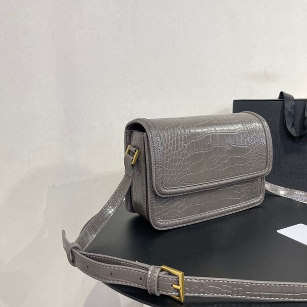 explosive fashion nostalgia style crocodile cowhide crossbody bag design sense of three layers of organ between the letter up and down half
explosive fashion nostalgia style crocodile cowhide crossbody bag design sense of three layers of organ between the letter up and down half