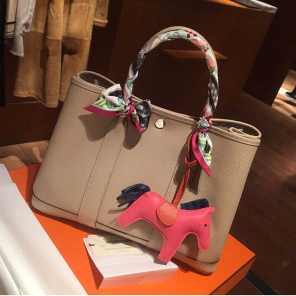 designer classic hemrres tote bags garden party cowhide 2023 new women's bag one shoulder oblique span simple handheld big shopping buc
designer classic hemrres tote bags garden party cowhide 2023 new women's bag one shoulder oblique span simple handheld big shopping buc