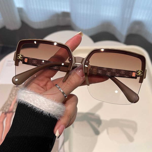 2023 new xiaoxiangfengxiang grandma's women's advanced uv protection letter driving sunglasses, White;black
2023 new xiaoxiangfengxiang grandma's women's advanced uv protection letter driving sunglasses, White;black