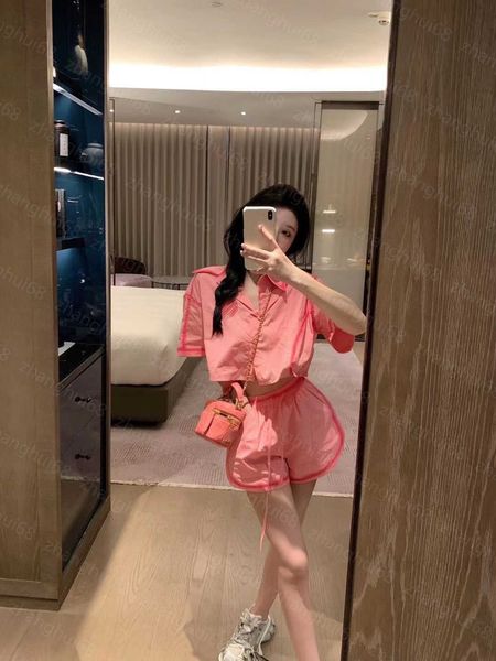 23ss womens designer clothing women pants sets casual suit graded peach pink logo embroidered lapel short-sleeved shirt elastic waist shorts, White 
23ss womens designer clothing women pants sets casual suit graded peach pink logo embroidered lapel short-sleeved shirt elastic waist shorts, White