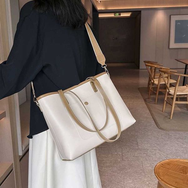 new evening bags large capacity bag for women versatile simple one shoulder crossbody advanced sense college student commuting tote 230704
new evening bags large capacity bag for women versatile simple one shoulder crossbody advanced sense college student commuting tote 230704