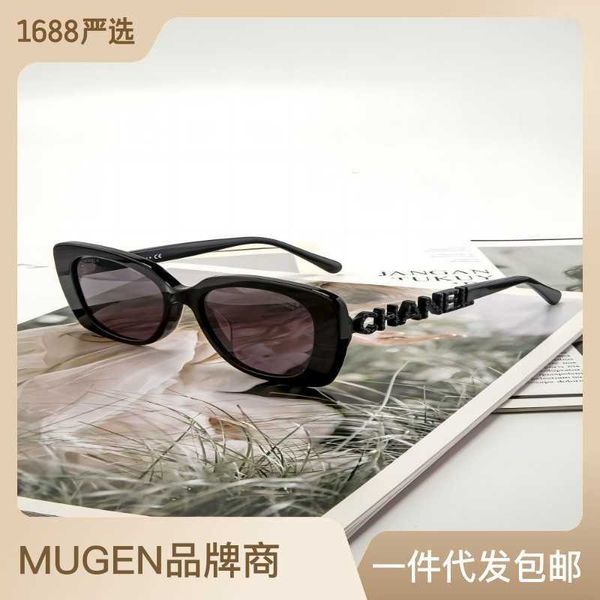 new small fragrant net red of the same style female sunglasses 5422 hollow diamond inlaid letters large frame plain face, White;black
new small fragrant net red of the same style female sunglasses 5422 hollow diamond inlaid letters large frame plain face, White;black