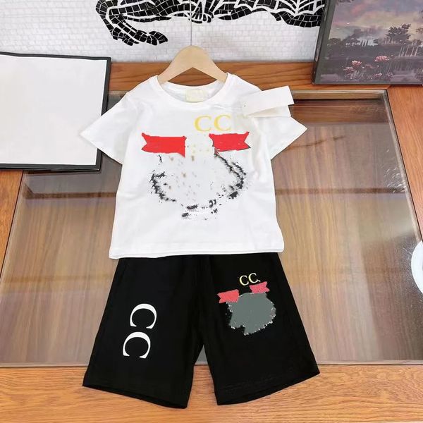 23ss boys white shorts sets brand designer kids sports red little t shirts with shorts two pieces sets print high end cotton shorts boys su
23ss boys white shorts sets brand designer kids sports red little t shirts with shorts two pieces sets print high end cotton shorts boys su