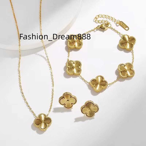 luxury design gold clover pendant necklace bracelet earring jewelry set for gift, Silver
luxury design gold clover pendant necklace bracelet earring jewelry set for gift, Silver