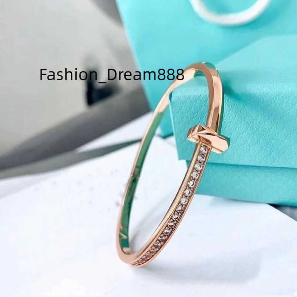 luxurys designers bracelet women charm bracelet trend fashion studded with diamonds quality bracelets boutique gift jewelry very nice pretty, Golden;silver
luxurys designers bracelet women charm bracelet trend fashion studded with diamonds quality bracelets boutique gift jewelry very nice pretty, Golden;silver
