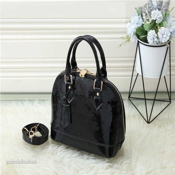 luxurys designer shell bag women genuine leather handbag embossed flower shoulder bags with lock designers handbags crossbody
luxurys designer shell bag women genuine leather handbag embossed flower shoulder bags with lock designers handbags crossbody