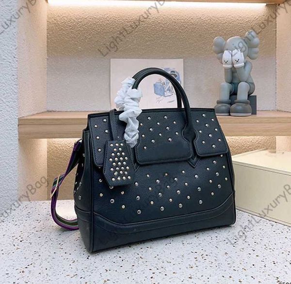 designer allover rivet shoulder bags women high capacity crossbody bag wide shoulder strap tote bag brand genuine leather with removable str
designer allover rivet shoulder bags women high capacity crossbody bag wide shoulder strap tote bag brand genuine leather with removable str