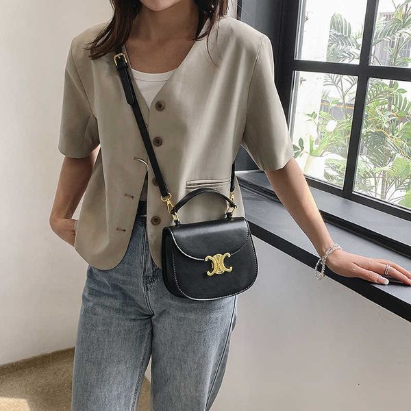 triumphal arch saddle bag new high grade lock buckle small square bag fashion trend handheld one shoulder crossbody bag
triumphal arch saddle bag new high grade lock buckle small square bag fashion trend handheld one shoulder crossbody bag