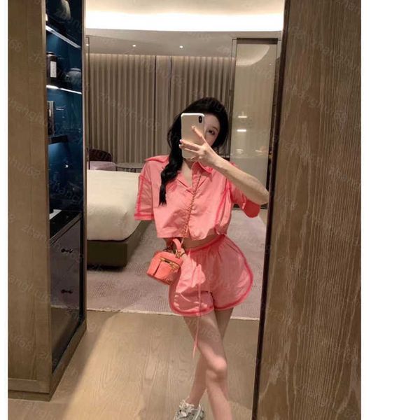 23ss womens designer clothing women pants sets casual suit graded peach pink logo embroidered lapel short-sleeved shirt elastic waist shorts, White
23ss womens designer clothing women pants sets casual suit graded peach pink logo embroidered lapel short-sleeved shirt elastic waist shorts, White