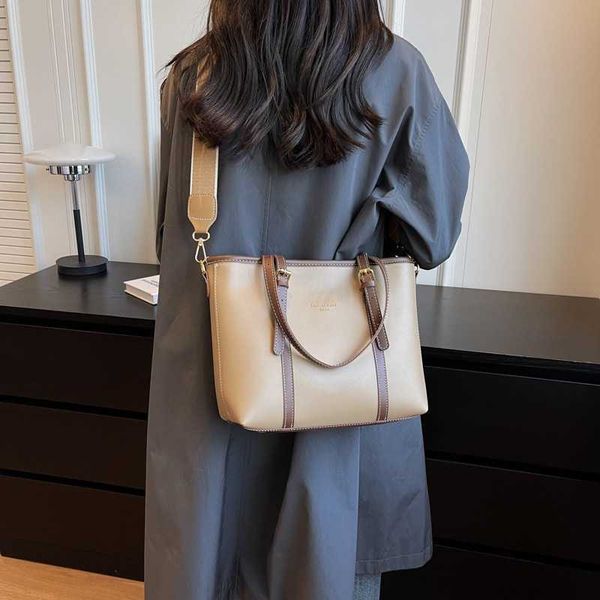 lady evening bags large capacity tote bag for women fashion summer commuter versatile big handheld one shoulder handbag 230704
lady evening bags large capacity tote bag for women fashion summer commuter versatile big handheld one shoulder handbag 230704