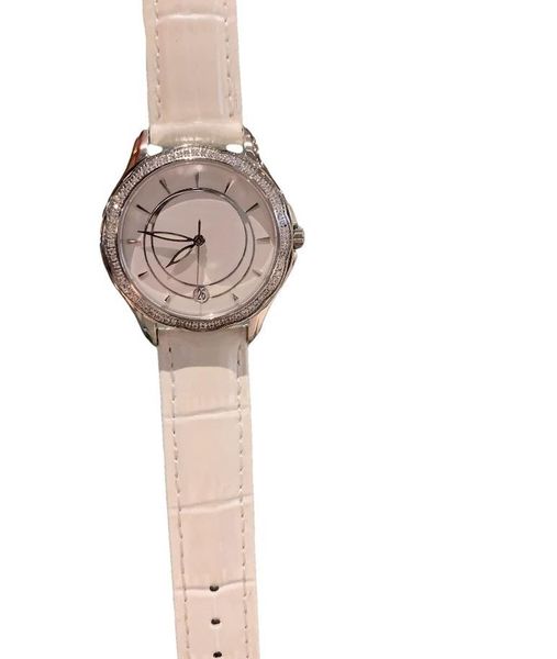 women's luxury designer fashion watch quartz movement classic round watch 35mm, Slivery;golden
women's luxury designer fashion watch quartz movement classic round watch 35mm, Slivery;golden