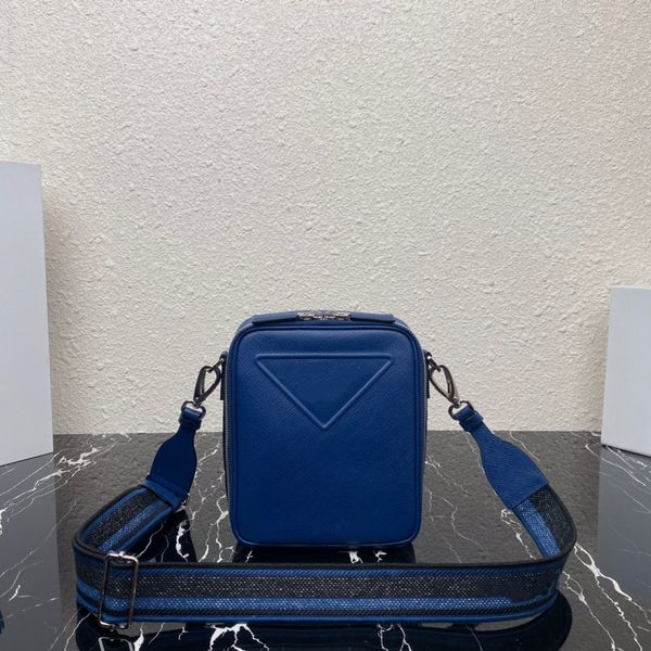 2vh154 new men's crossbody bag high-end quality shoulder bag large embossed triangle logo with detachable embroidery ribbon simple atmo
2vh154 new men's crossbody bag high-end quality shoulder bag large embossed triangle logo with detachable embroidery ribbon simple atmo