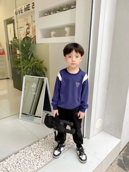 fashion children sport clothes sets designer boys letter printed ong sleeve sweatshirts with pants 2pcs 2023 autumn kids p style casual outf, White
fashion children sport clothes sets designer boys letter printed ong sleeve sweatshirts with pants 2pcs 2023 autumn kids p style casual outf, White