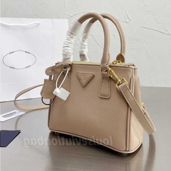 classic imitation designer handbag messenger tote shoulder large handbags plain genuine leather letter open hard bucket crossbody bag women
classic imitation designer handbag messenger tote shoulder large handbags plain genuine leather letter open hard bucket crossbody bag women