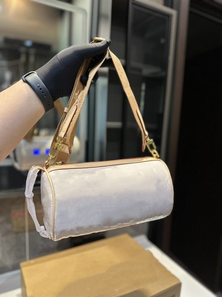 2023 patent leather pen container vintage retro high-quality cute hand carrying side back exquisite and compact material color-changing leat
2023 patent leather pen container vintage retro high-quality cute hand carrying side back exquisite and compact material color-changing leat