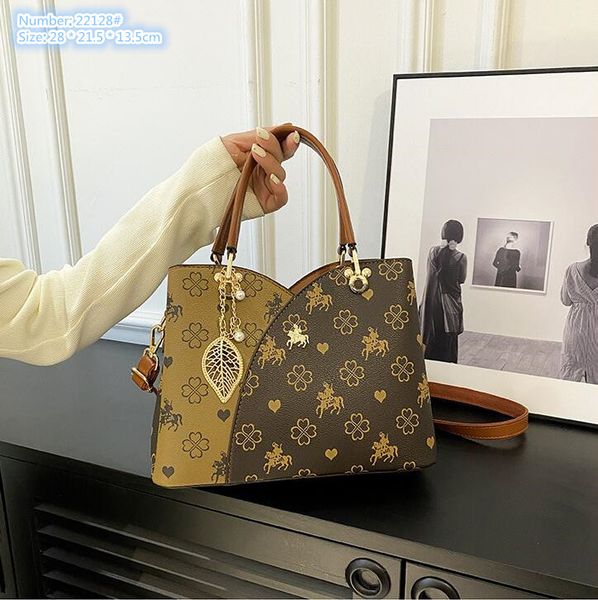 wholesale brand ladies shoulder bags western style color matching leather handbag elegant two-color retro tote bag three-layer compartment fashion handbags, Brown-22128#
wholesale brand ladies shoulder bags western style color matching leather handbag elegant two-color retro tote bag three-layer compartment fashion handbags, Brown-22128#