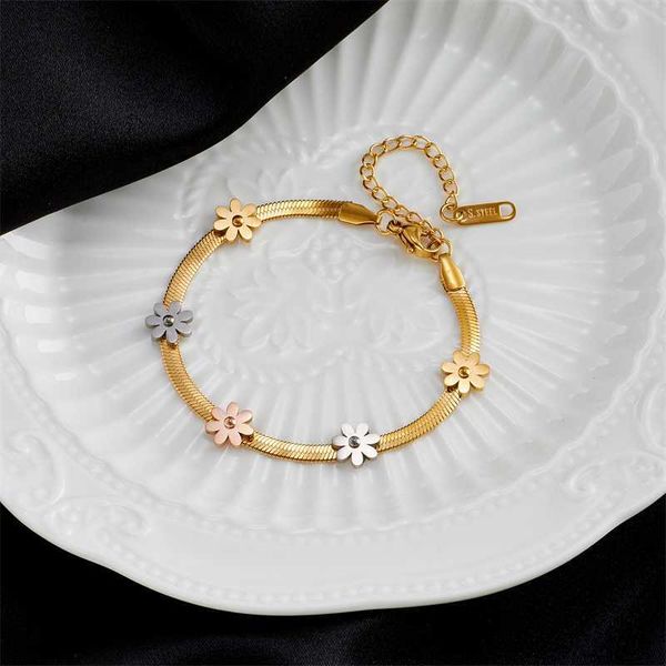 charm bracelets stainless steel new fashion fine jewelry welding colors daisies flowers charm thick chain bracelets for women r230704, Golden;silver
charm bracelets stainless steel new fashion fine jewelry welding colors daisies flowers charm thick chain bracelets for women r230704, Golden;silver