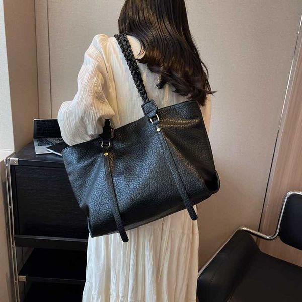 new evening bags large capacity bag for women simple and versatile shoulder advanced sense college student commuting tote 230704
new evening bags large capacity bag for women simple and versatile shoulder advanced sense college student commuting tote 230704