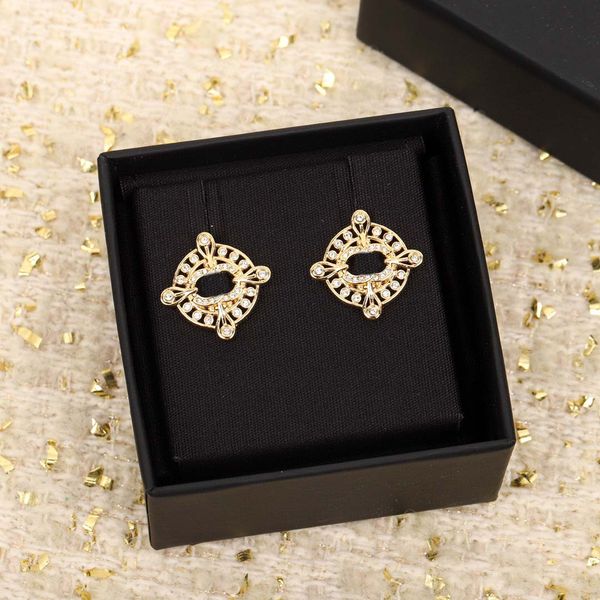 2023 luxury quality charm stud earring with diamond and hollow design in 18k gold plated have box stamp ps7268b, Golden
2023 luxury quality charm stud earring with diamond and hollow design in 18k gold plated have box stamp ps7268b, Golden