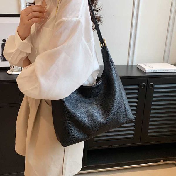 new evening bags large capacity bag for women versatile simple one shoulder crossbody texture chain bucket commuter tote 230704
new evening bags large capacity bag for women versatile simple one shoulder crossbody texture chain bucket commuter tote 230704