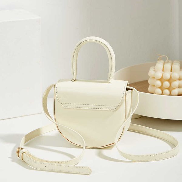 simple sweet gentle women's handbag new women's bag candy solid half round saddle bag crossbody bag
simple sweet gentle women's handbag new women's bag candy solid half round saddle bag crossbody bag