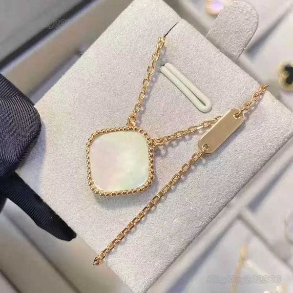 fashion designer necklace classic elegant clover gold necklaces gift for woman jewelry pendant highly quality 18 color mens lady silver neck
fashion designer necklace classic elegant clover gold necklaces gift for woman jewelry pendant highly quality 18 color mens lady silver neck