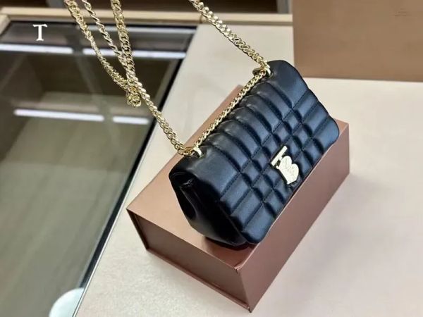 designer bag women's tote clamshell crossbody bag fashion shoulder bag purse hardware chain double-lettered leather shopping bag
designer bag women's tote clamshell crossbody bag fashion shoulder bag purse hardware chain double-lettered leather shopping bag