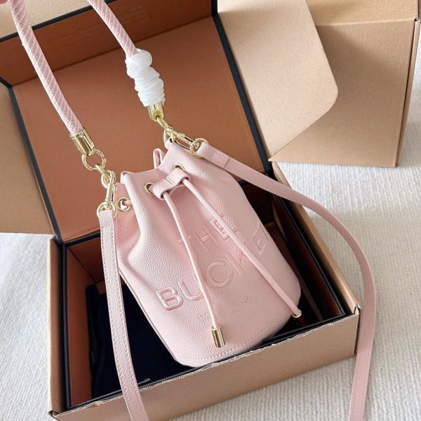 2023 the bucket shoulder bags designer bag woman crossbody bag luxurys handbags small handbag string buckets letters straw leather 5a
2023 the bucket shoulder bags designer bag woman crossbody bag luxurys handbags small handbag string buckets letters straw leather 5a