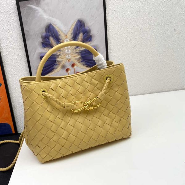 2023 new versatile fashion weaving oblique headband layer cowhide underarm tote single shoulder handheld women's bag
2023 new versatile fashion weaving oblique headband layer cowhide underarm tote single shoulder handheld women's bag