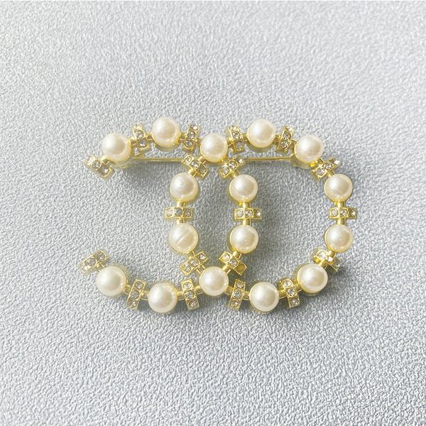 Womens Designer Brooch Brand Letter Brooches Jewelry Pearl Luxury Brooches Pins Exquisite Jewelry Wedding Party Gift
Womens Designer Brooch Brand Letter Brooches Jewelry Pearl Luxury Brooches Pins Exquisite Jewelry Wedding Party Gift