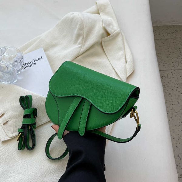 this year's popular bag for women in spring a new minimalist and fashionable shoulder bag with a foreign trend a saddle bag and a cross
this year's popular bag for women in spring a new minimalist and fashionable shoulder bag with a foreign trend a saddle bag and a cross