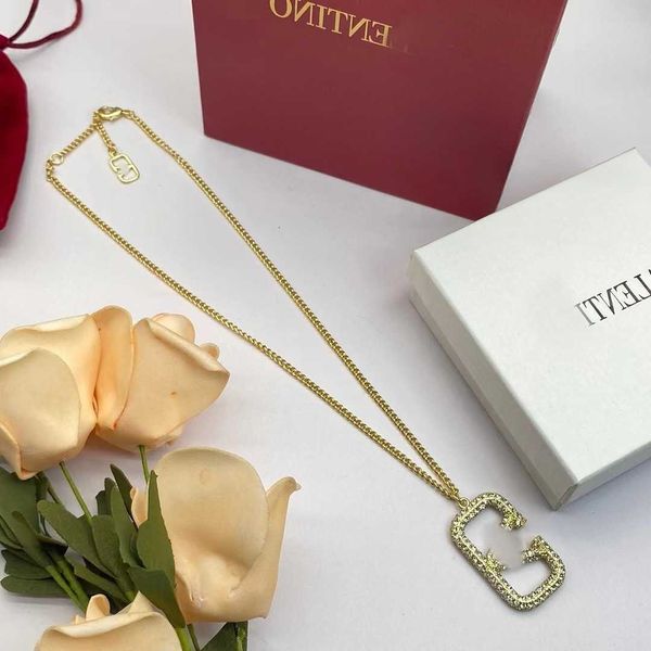 designers jewelry necklace new couple style v-letter rhinestone twisted chain simple temperament personalized business necklace, Silver
designers jewelry necklace new couple style v-letter rhinestone twisted chain simple temperament personalized business necklace, Silver
