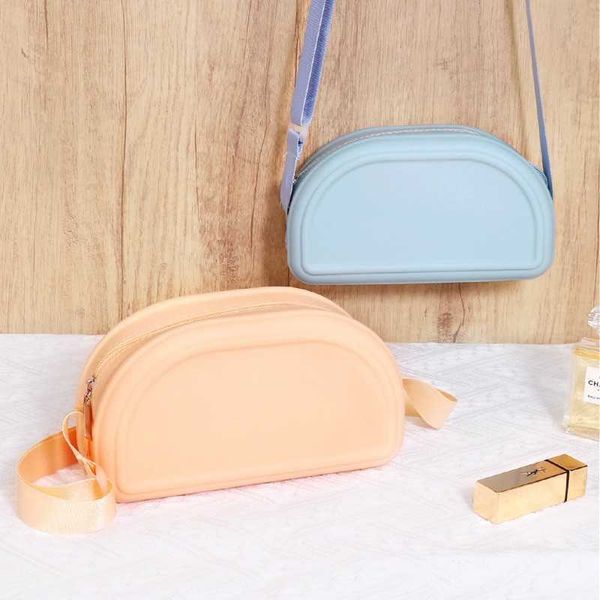 new fashionable and fashionable small group shoulder crossbody bag versatile commuting handbag girls' shoulder bag
new fashionable and fashionable small group shoulder crossbody bag versatile commuting handbag girls' shoulder bag
