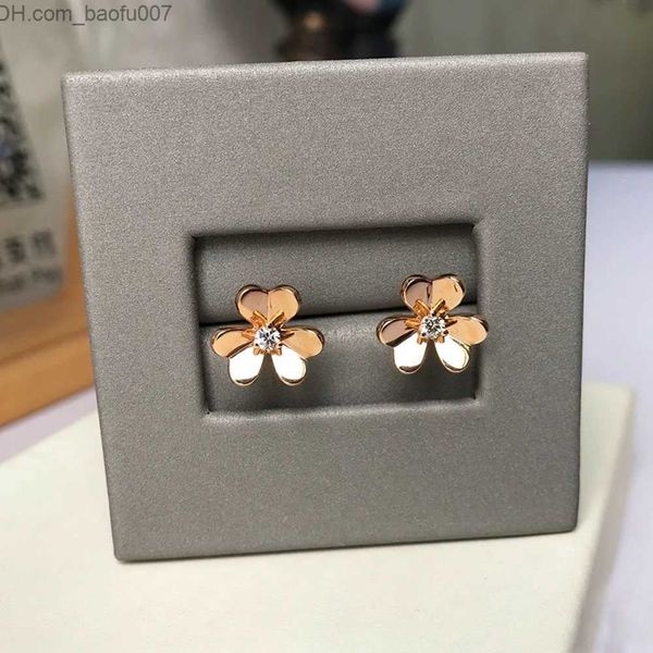 charm charms luxury brand v gold material sweets mini clover leves flower stud earrings for women's fashion 18k rose silver jewelry z23, Golden
charm charms luxury brand v gold material sweets mini clover leves flower stud earrings for women's fashion 18k rose silver jewelry z23, Golden