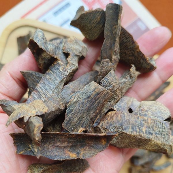180g genuine chinese kynam chips black oil sinking qinan wood block cultivated natural incense aroma smell strong fragrance
180g genuine chinese kynam chips black oil sinking qinan wood block cultivated natural incense aroma smell strong fragrance