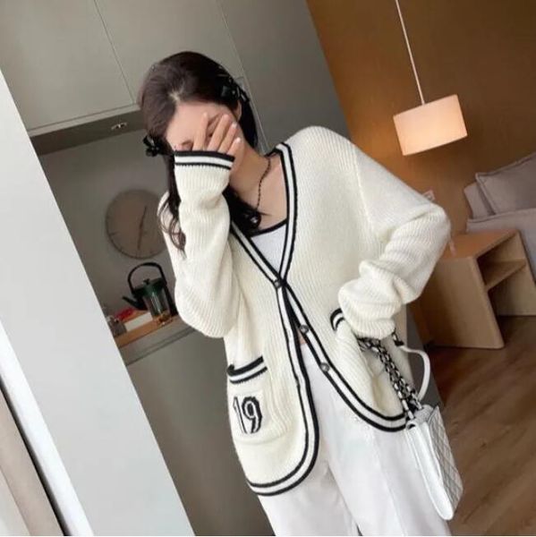 women's sweaters designer knitted cardigan designer sweater coat new style woolen sweater round neck top, White;black
women's sweaters designer knitted cardigan designer sweater coat new style woolen sweater round neck top, White;black