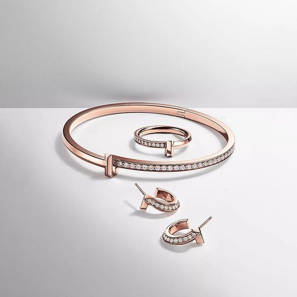 luxurys designer bracelet for women t1 narrow diamond hinged bangle trend fashion ring earrings boutique gift jewelry good nice with box, Golden;silver
luxurys designer bracelet for women t1 narrow diamond hinged bangle trend fashion ring earrings boutique gift jewelry good nice with box, Golden;silver