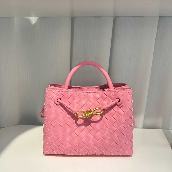 trend 2023 new woven fashion metal rope tote design one shoulder handheld women's bag
trend 2023 new woven fashion metal rope tote design one shoulder handheld women's bag