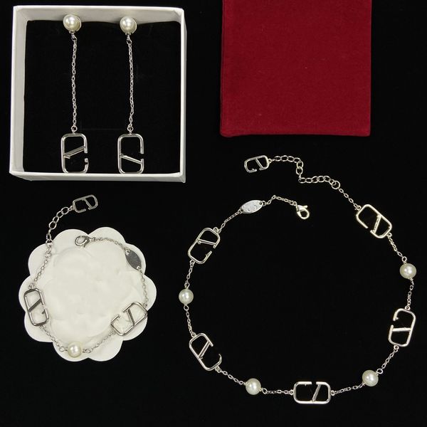 designer jewelry sets v letter necklace retro earrings stud charm women luxury bracelet party earring wedding charms woman n131, Black
designer jewelry sets v letter necklace retro earrings stud charm women luxury bracelet party earring wedding charms woman n131, Black