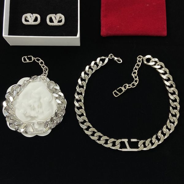 designer jewelry sets v letter necklace retro earrings stud charm women luxury bracelet party earring wedding charms woman nshga, Black
designer jewelry sets v letter necklace retro earrings stud charm women luxury bracelet party earring wedding charms woman nshga, Black
