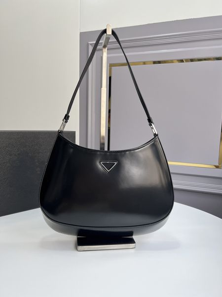 shopping bags 2023 one shoulder handheld stick bag for women's fashion versatile bright face underarm handle black white 230704
shopping bags 2023 one shoulder handheld stick bag for women's fashion versatile bright face underarm handle black white 230704
