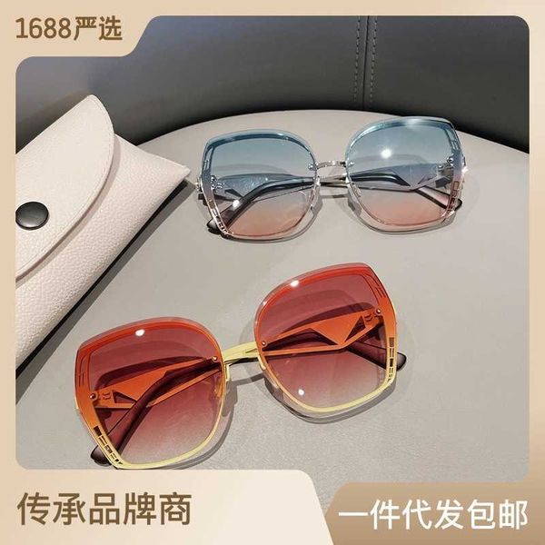 2023 new p family cut edge sunglasses women gradually change color personality high-quality sunglasses metal sunglasses, White;black
2023 new p family cut edge sunglasses women gradually change color personality high-quality sunglasses metal sunglasses, White;black