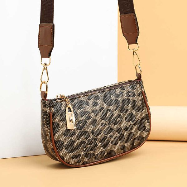 new bag women's simple and fashionable python pattern shoulder bag mesh red texture foreign style small square bag autumn crossbody bag
new bag women's simple and fashionable python pattern shoulder bag mesh red texture foreign style small square bag autumn crossbody bag